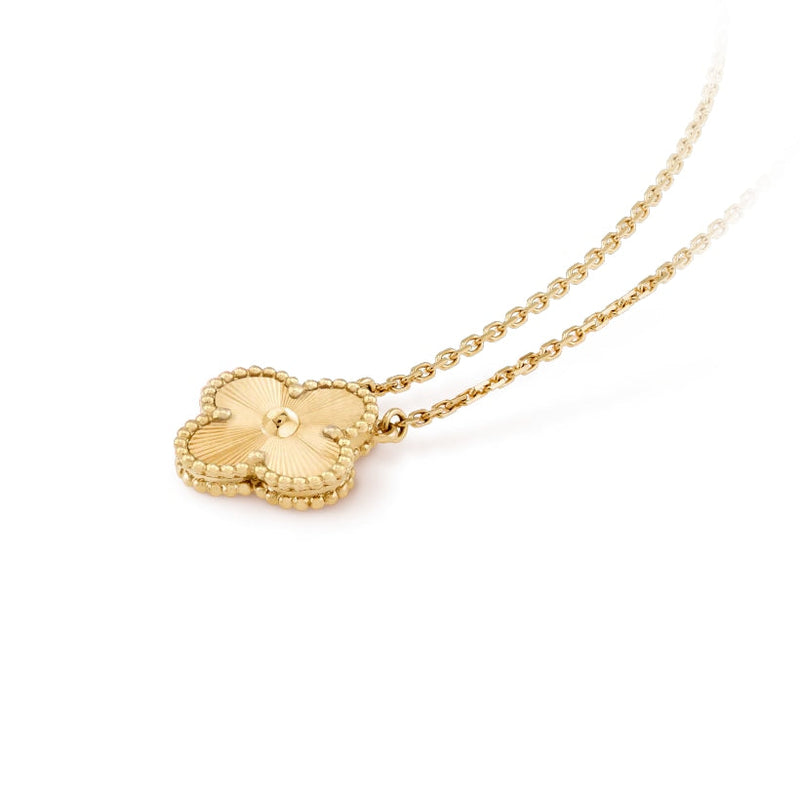 Textured Motif Clover Necklace