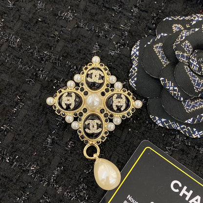 CC Pearl Pendant Gold Brooch