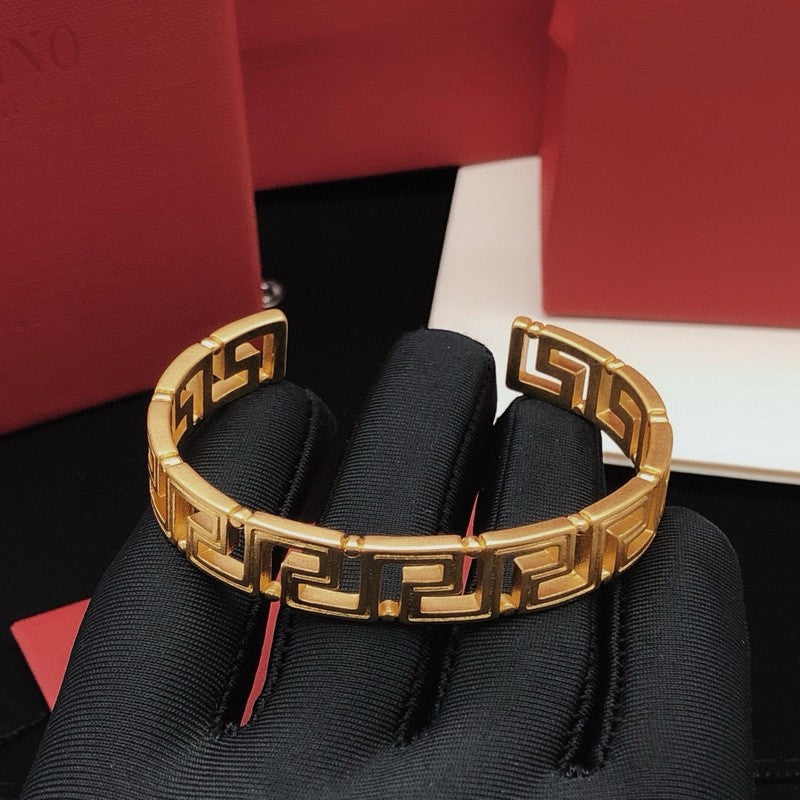 Vers Gold Bracelet