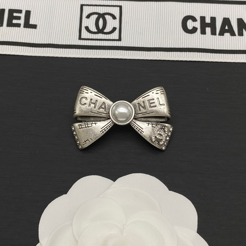 CC Bow Tie Pearl Gold Brooch