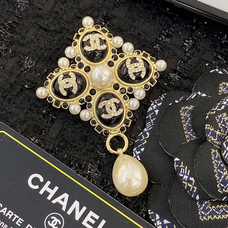 CC Pearl Pendant Gold Brooch