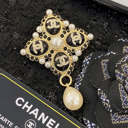 CC Pearl Pendant Gold Brooch
