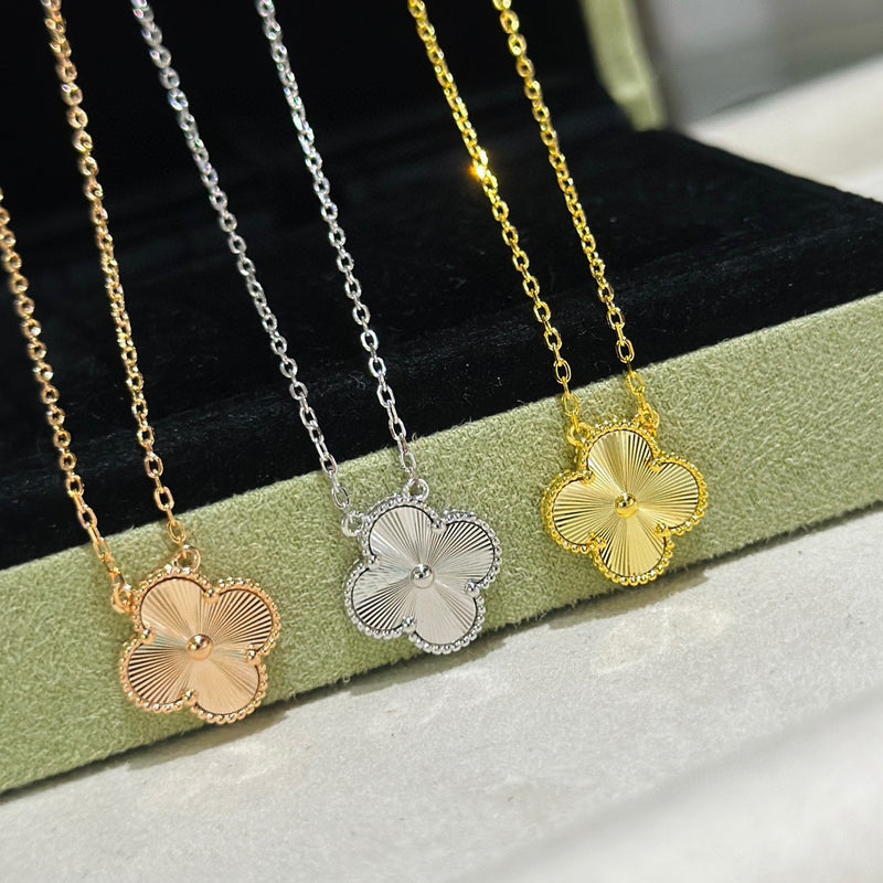 Textured Motif Clover Necklace