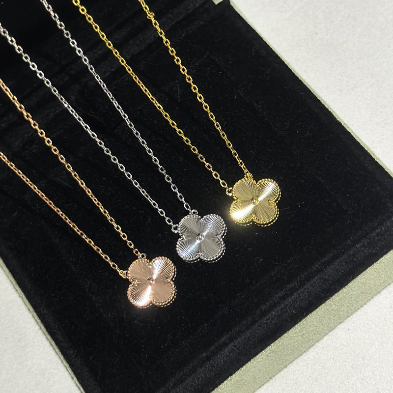 Textured Motif Clover Necklace