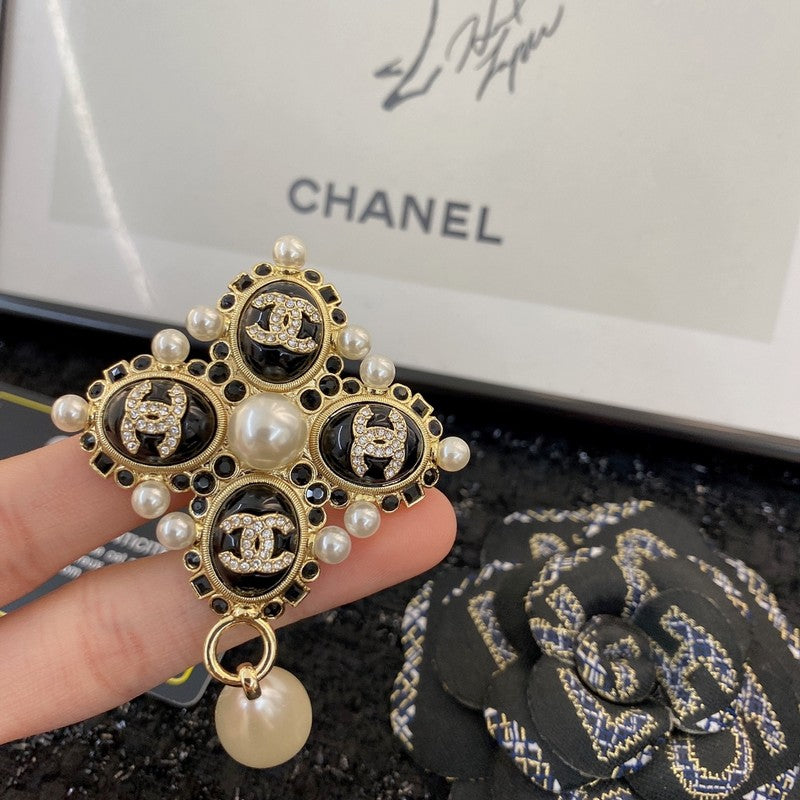 CC Pearl Pendant Gold Brooch