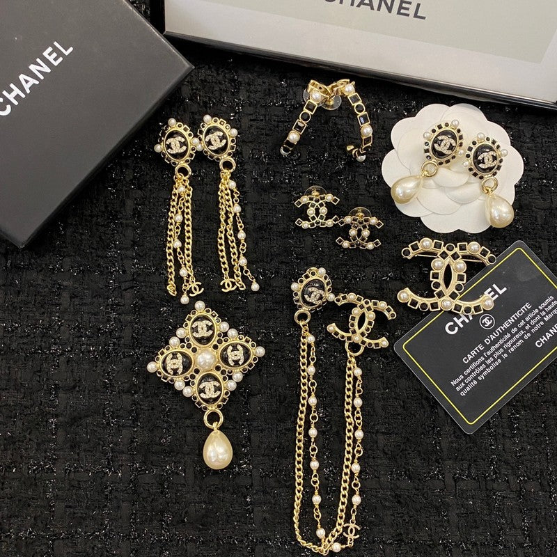CC Pearl Pendant Gold Brooch