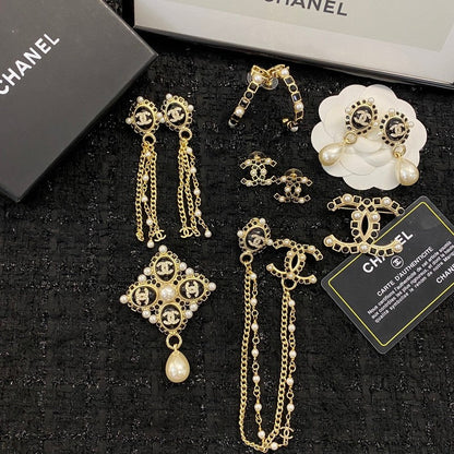 CC Pearl Pendant Gold Brooch