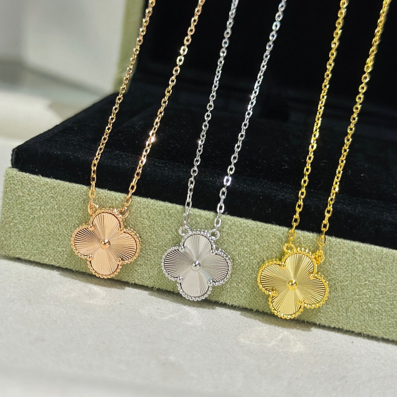 Textured Motif Clover Necklace